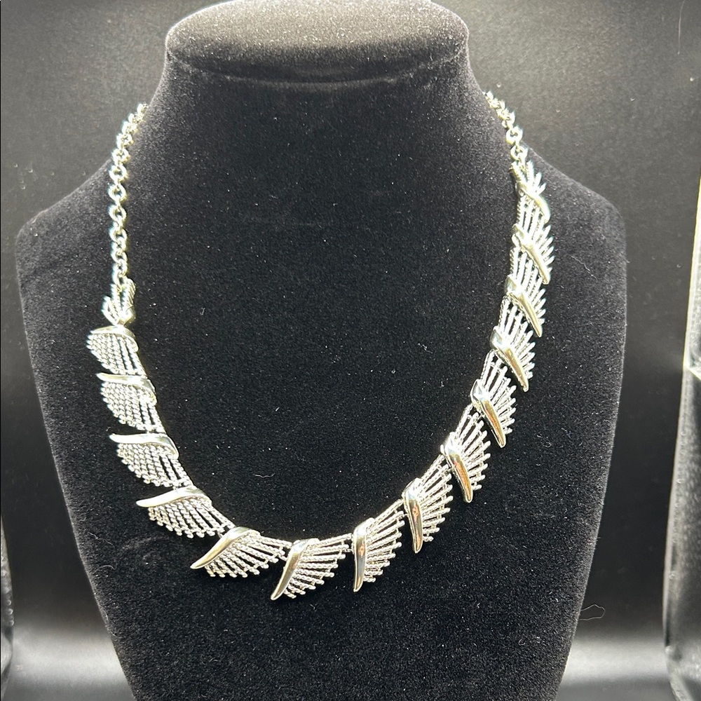 Beautiful Coro silver tone fan shaped necklace from 1950s or 1960s